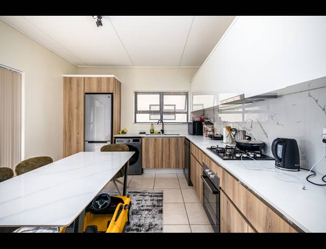 3 BEDROOM APARTMENT FOR SALE IN SANDOWN